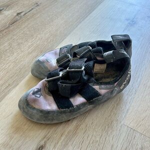 Evolv Eco-Trax USA Woman’s Rock Climbing shoes Size 6.5 Purple Black VTR 3D